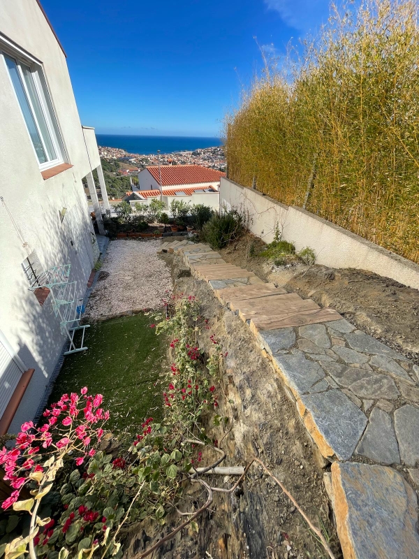Escalier en pierre pentu avec de l'herbe autour