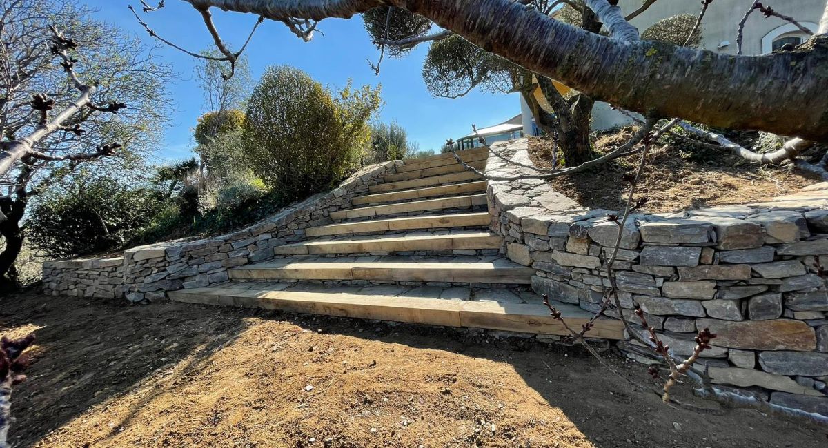 Escalier avec paysage naturel