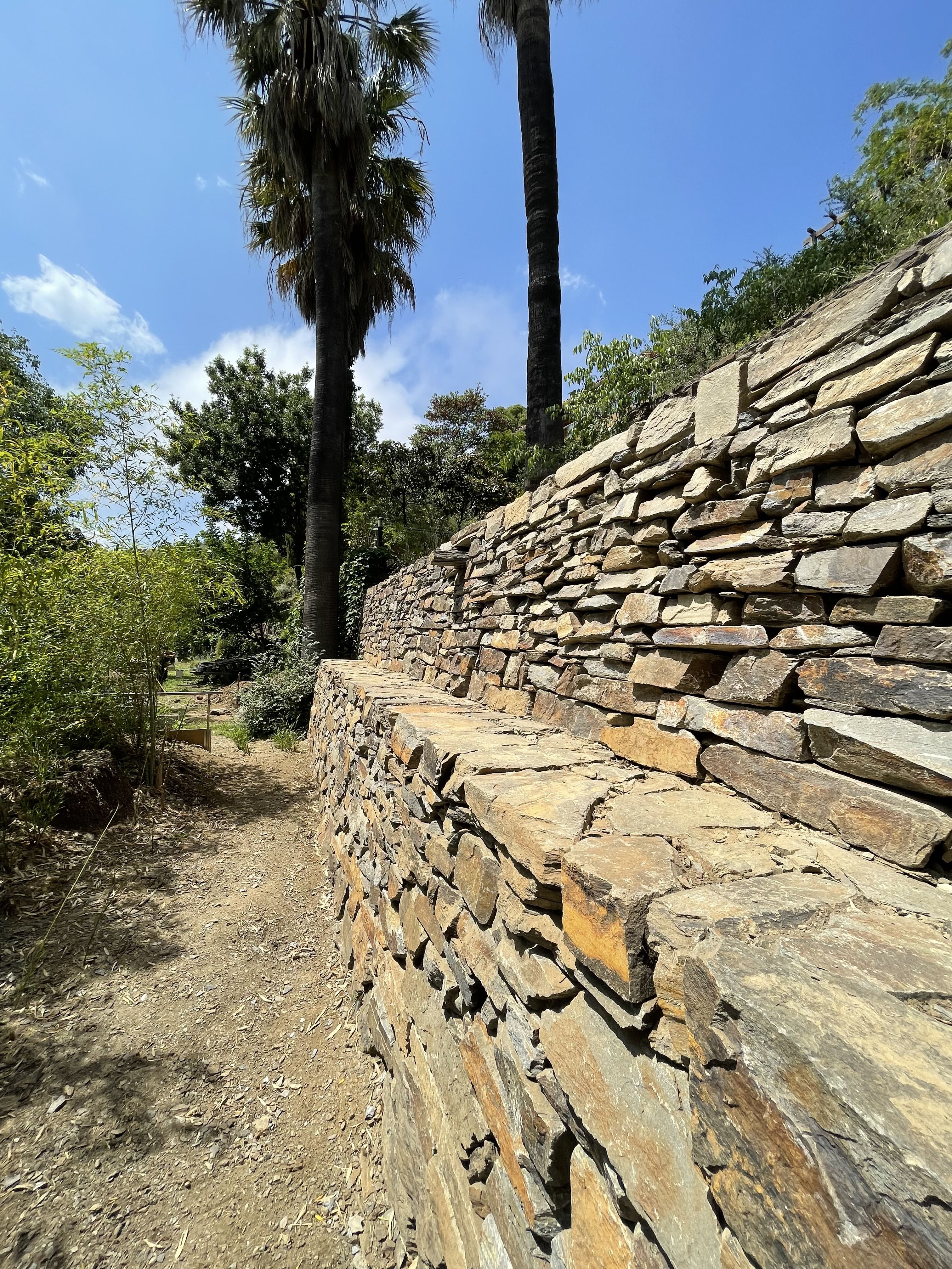 Mur en pierre sur deux niveaux