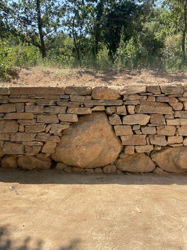 Mur en pierre avec un rocher à l'intérieur
