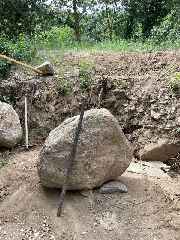 Rocher avec un baton devant