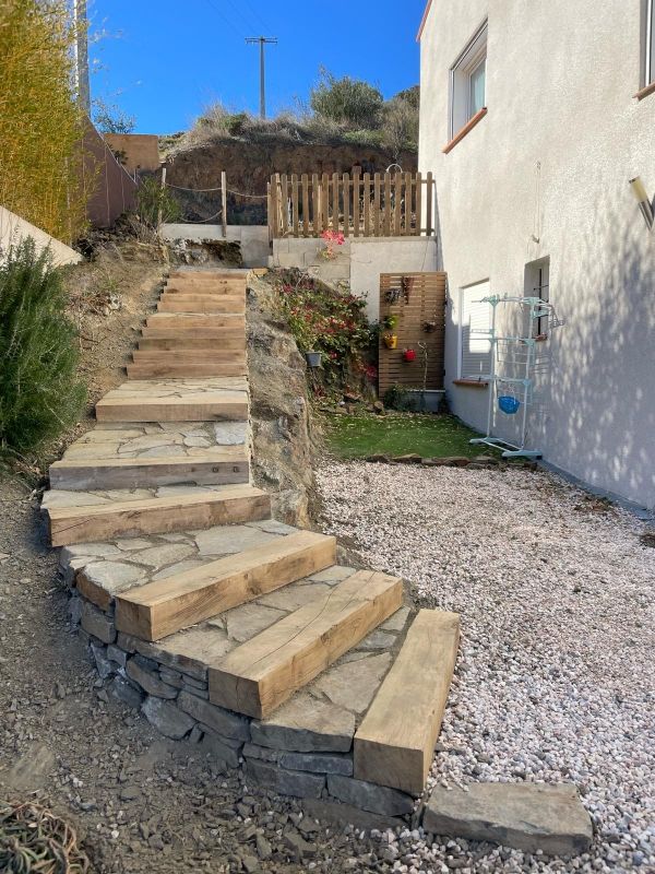 Escalier en pierre pentu avec de l'herbe autour
