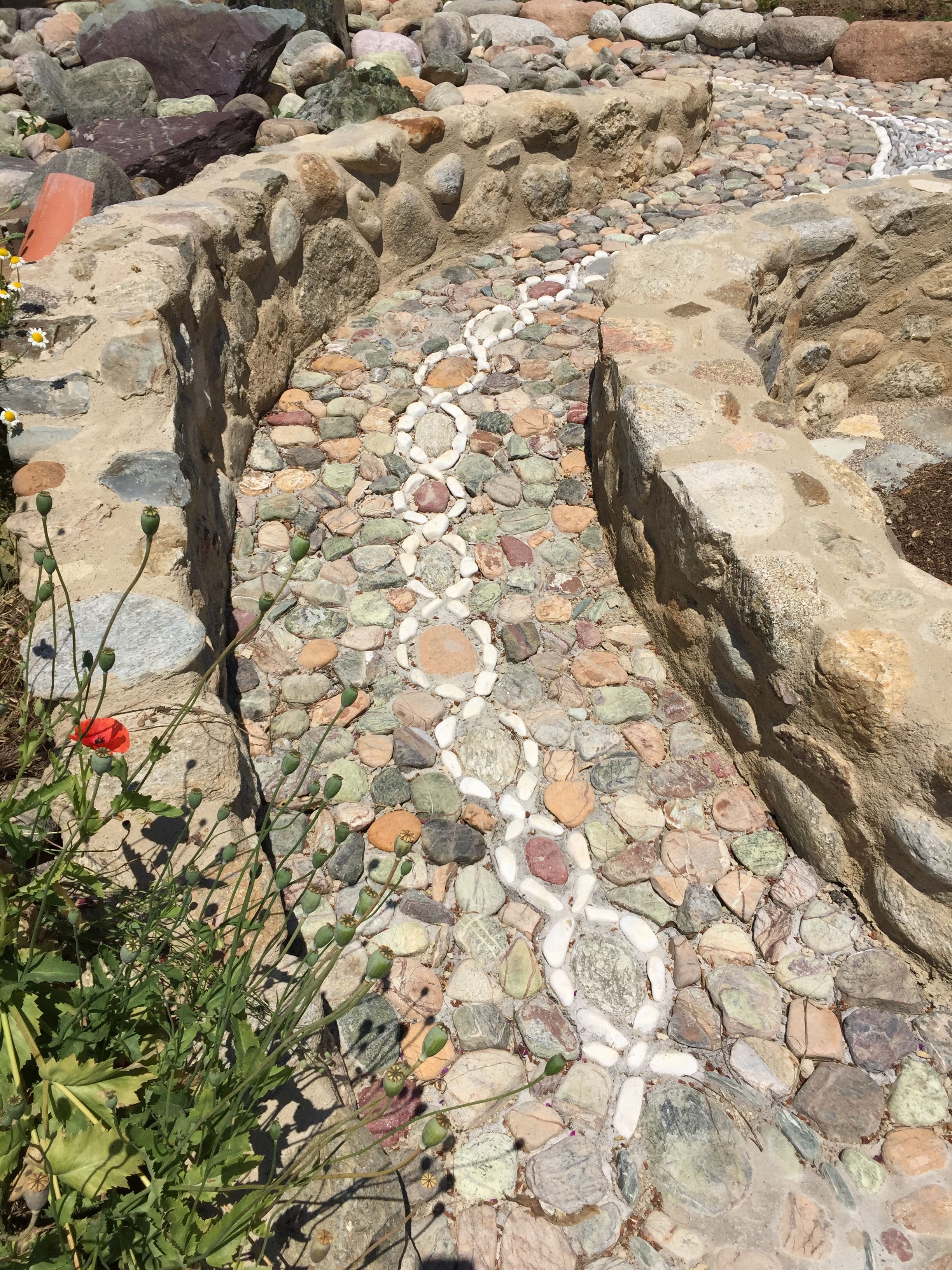 Allé en pavé avec des murets en pierre 