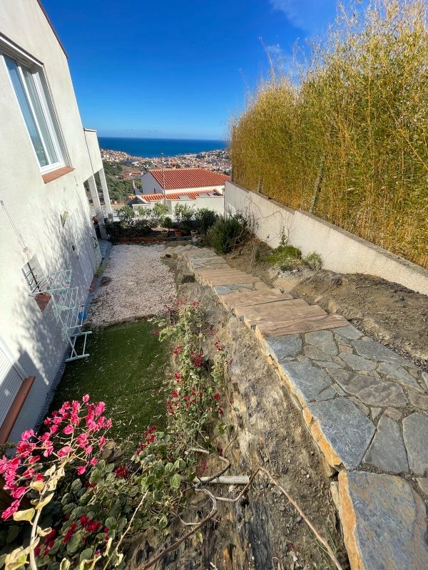 Escalier en pierre pentu avec de l'herbe autour