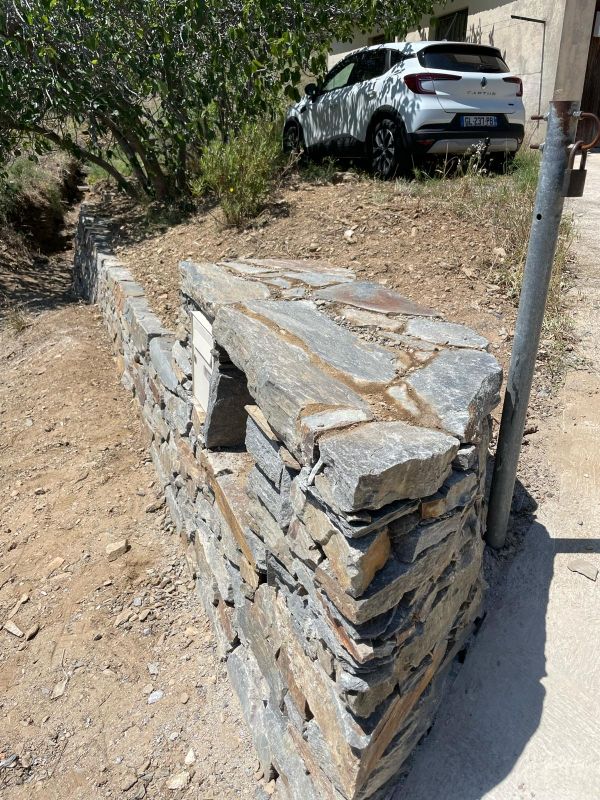Facade de maison avec muret en pierre