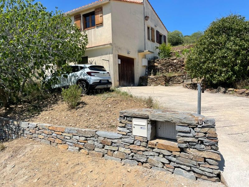 Facade de maison avec muret en pierre